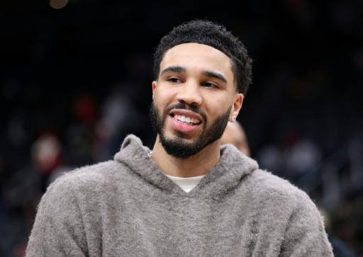 Jayson Tatum, de los Boston Celtics, reacciona después de la victoria de su equipo 132-106 sobre los Atlanta Hawks en el State Farm Arena en Atlanta, Georgia, el 17 de enero de 2026