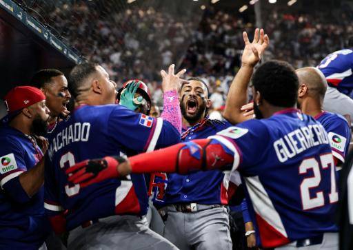 Fernando Tatis Jr. (centro) celebra un jonrón con sus compañeros de la República Dominicana ante Venezuela el 11 de marzo de 2026