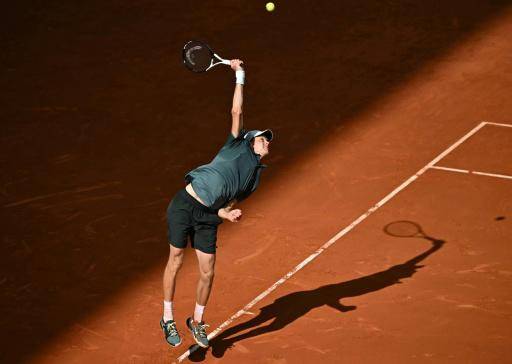 El tenista italiano Jannik Sinner saca durante su partido contra el francés Benjamin Bonzi en la segunda ronda del Masters 1000 de Madrid, el 24 de abril de 2026 en la capital de España