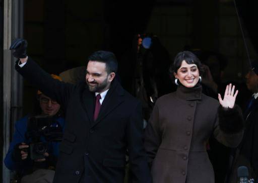 Zohran Mamdani acude a su ceremonia de investidura como alcalde de Nueva York junto a su esposa, Rama Duwaji, el 1 de enero de 2026