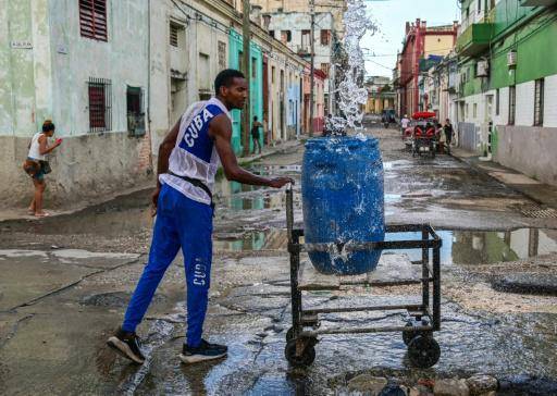 La escasez de agua fuerza a cubanos a cavar pozos para abastecerse