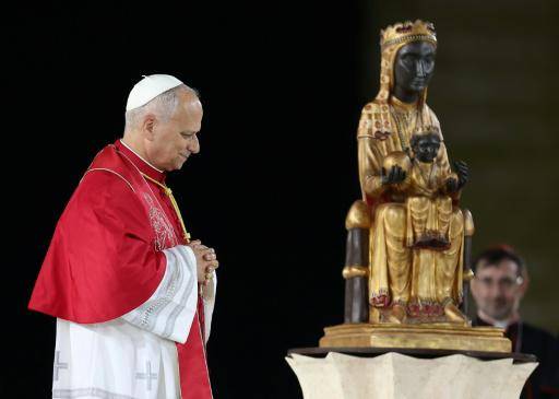 El papa León XIV reza a la virgen de Montserrat, conocida como la Moreneta y muy popular en Cataluña, durante una vigilia en el Estadio Olímpico Lluís Companys de Barcelona, el 9 de junio de 2026