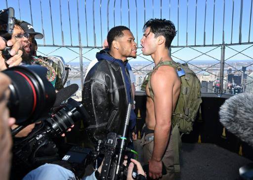 Ryan García (derecha) y Devin Haney esta semana en un evento de promoción de su pelea en el Empire State Building de Nueva York.