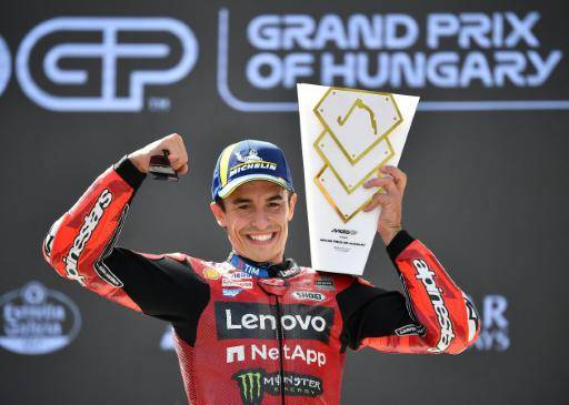 Marc Márquez celebra su victoria en la carrera principal del Gran Premio de Hungría de MotoGP. En el circuito de Balaton Park, el 7 de junio de 2026