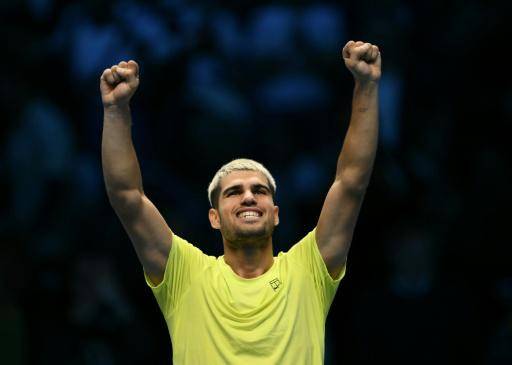 Alcaraz sobrevive a un combativo Fritz y casi se asegura las semifinales del Masters