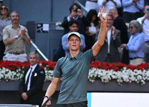 El tenista italiano Jannik Sinner celebra su victoria ante el francés Benjamin Bonzi en su estreno en el Masters 1000 de Madrid el 24 de abril de 2026.
