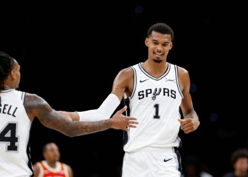 La estrella francesa de la NBA Wemby apoya las protestas de estudiantes