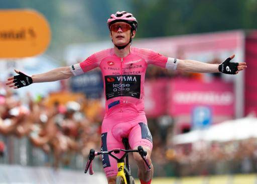 El danés Jonas Vingegaard celebra la victoria en la 20ª y penúltima etapa del Giro de Italia, con final en la cima de Piancavallo, el 30 de mayo de 2026