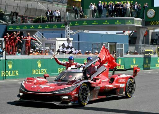 Mike Conway, Kamui Kobayashi y Nyck de Vries celebran con su Toyota Nº7 su victoria en las 24 Horas de Le Mans, en Francia, el 14 de junio de 2026