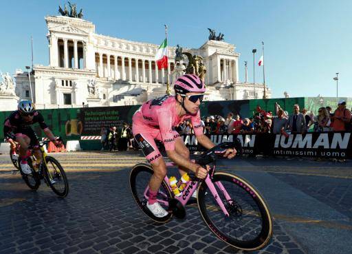 El británico Simon Yates (Visma-Lease a Bike) con la maglia rosa de líder durante la 21ª y última etapa del Giro, el 1 de junio de 2025 en Roma