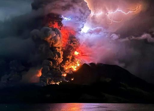 El monte Ruang lanza humo, ceniza y lava el 17 de abril de 2024 en Indonesia