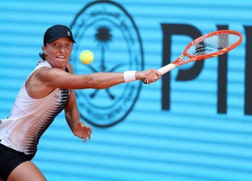 El campeón Ruud se estrena con victoria, Swiatek se retira en Madrid