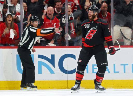 Haaland se divierte en las finales de hockey antes de su debut mundialista