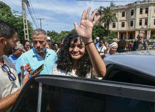 Condenan en Cuba a una activista crítica del gobierno por difundir un video de un agente