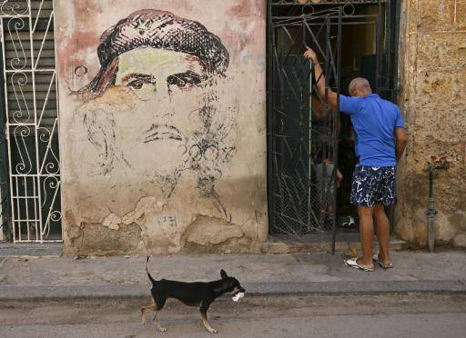 Un hombre entra a su casa junto a un mural que represental al líder revolucionario argentino Ernesto Che Guevara, tras un corte de electricidad en La Habana, el 5 de marzo de 2026
