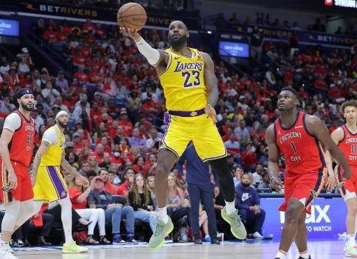 LeBron James, de los Lakers, lanza a canasta el martes ante la mirada de Zion Williamson (derecha), de los Pelicans.