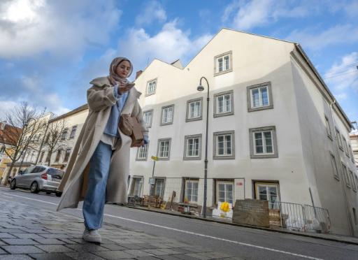 Una mujer pasa por delante de la casa natal de Adolf Hitler en Braunau am Inn, Austria, que será utilizada como comisaría de policía