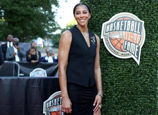 Candace Parker posa para una fotografía en la alfombra roja antes de la ceremonia de exaltación al Salón de la Fama del Baloncesto de 2026 en el Symphony Hall, en Springfield, Massachusetts, el 15 de agosto de 2026