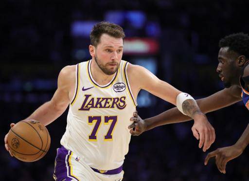 El jugador de los Lakers Luka Doncic controla la pelota en el partido de la NBA contra los New York Knicks el 8 de marzo de 2026 en Los Ángeles
