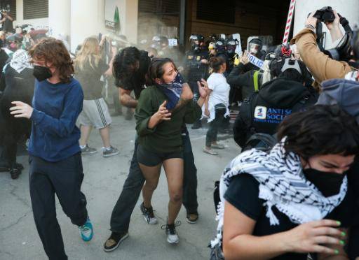 Una jueza bloquea una ley de California que prohíbe a los agentes migratorios usar máscaras en las redadas