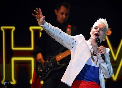 La estrella pro-Kremlin Shaman canta en Moscú por la victoria en Ucrania
