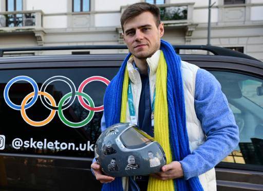 El piloto de skeleton ucraniano Vladislav Heraskevich posa con su casco memorial tras declarar ante la cámara ad hoc del Tribunal Arbitral del Deporte en Milán (norte de Italia), el 13 de febrero de 2026, por su descalificación olímpica