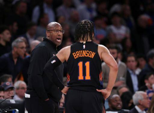 El entrenador Mike Brown, de New York Knicks, le habla a su astro Jalen Brunson durante el Juego 2 de la serie de primera ronda de los playoffs de la NBA contra Atlanta Hawks el 20 de abril de 2026 en el Madison Square Garden, en Nueva York