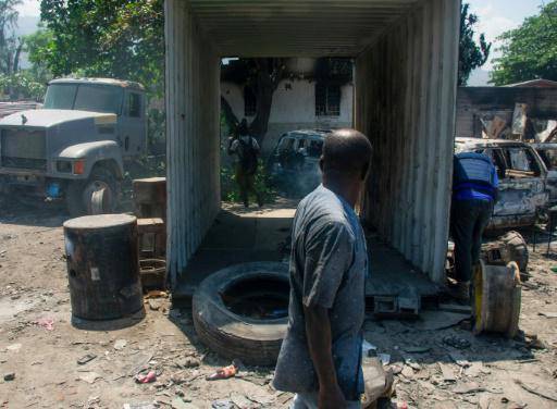 Un hombre observa los vehículos quemados cerca de su garaje en Puerto Príncipe, Haití, el 25 de marzo de 2024
