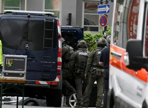 Unos policías cerca de la sucursal bancaria de la toma de rehenes, el 8 de mayo de 2026 en Sinzig, al oeste de Alemania