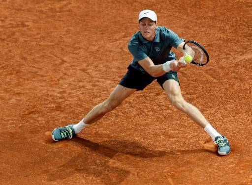 El número uno del mundo Jannik Sinner resta una bola durante su victoria en el partido de cuartos de final del Masters 1000 de Madrid contra Rafael Jódar, el 29 de abril de 2026