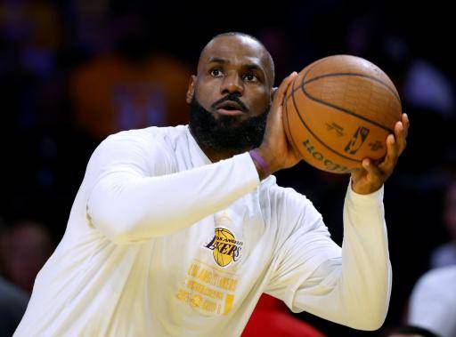 LeBron James en el calentamiento de un partido con Los Angeles Lakers el 25 de noviembre de 2025 en Los Ángeles, California