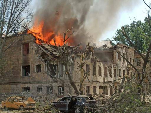 Ataque aéreo mata a una niña y hiere a 22 personas en Ucrania