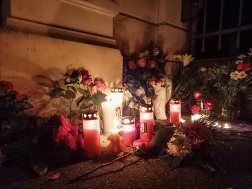 Flores y velas frente a la casa de Tina Turner en Suiza