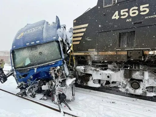 Un camión fue golpeado por un tren de carga en medio de una nevada en la localidad de Gastonia, en el estado de Carolina del Norte, el 31 de enero de 2026