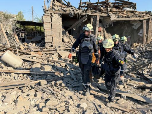 Unos socorristas evacuan en camilla a una persona tras un bombardeo ruso en Zaporiyia, Ucrania, el 2 de agosto de 2026