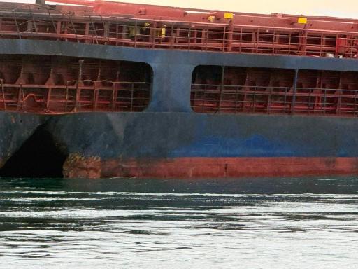 El buque de carga de propiedad ucraniana Chelsea 3, atacado con drones en la zona de exclusión económica de Bulgaria en el mar Negro, en una imagen difundida el 17 de octubre de 2026, después de su exitoso traslado al puerto de Burgas