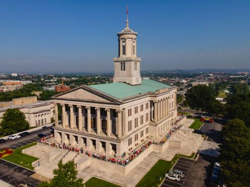 El Capitolio de Tennessee, en Nashville, rodeado por activistas el 21 de agosto de 2023, antes de una sesión especial después de un tiroteo en una escuela