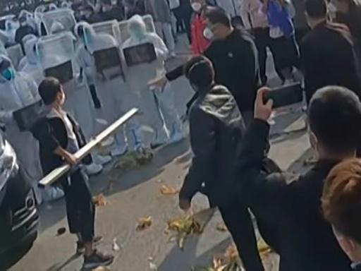 Empieza confinamiento en la ciudad iPhone de China tras violentas protestas