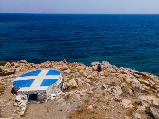 Un puesto fortificado de la Segunda Guerra Mundial, cuyo techo está pintado con la bandera griega y situado frente al mar Egeo en la zona de Kaki Thalassa, 30 km al sureste de Atenas, una imagen tomada el 15 de julio de 2023