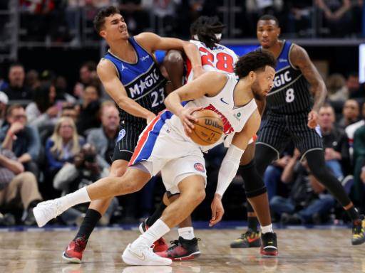 Cade Cunningham avanza con la pelota durante el partido entre los Detroit Pistons y los Orlando Magic el 29 de abril de 2026