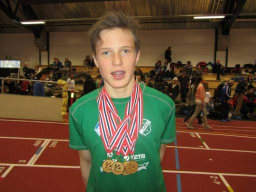 El noruego Karsten Warholm posa con sus medallas después de una competición en Trondheim, en Noruega, el 13 de marzo de 2011.