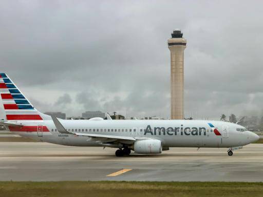 Un avión Boeing 737 de la compañía American Airlines rueda por las pistas del aeropuerto internacional de Miami, el 22 de enero de 2026 al sureste de EEUU