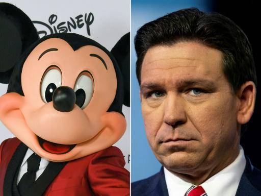 Esta combinación de imágenes creada el 27 de marzo de 2024 muestra a Mickey Mouse y al gobernador de Florida, Ron DeSantis, hablando en un acto en directo organizado por Fox News en Des Moines, Iowa, el 9 de enero de 2024
