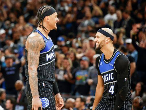 Paolo Banchero (#5) celebra junto a su compañero Jalen Suggs (#4) de Orlando Magic tras anotar un triple en la segunda mitad del tercer juego de la primera ronda de los playoffs de la Conferencia Este ante Detroit Pistons en el Kia Center de Orlando, Florida, el 25 de abril de 2026