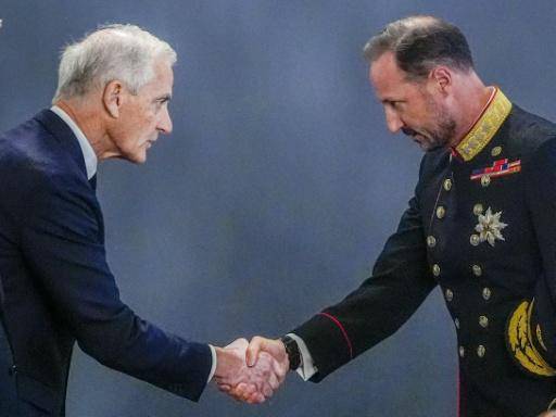 Una Noruega en duelo abre una nueva era bajo el reinado de Haakon VIII