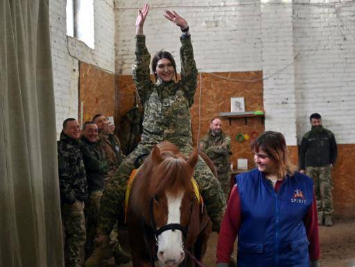 Una soldado ucraniana monta un caballo durante una sesión de hipoterapia en Kiev, el 17 de marzo de 2023