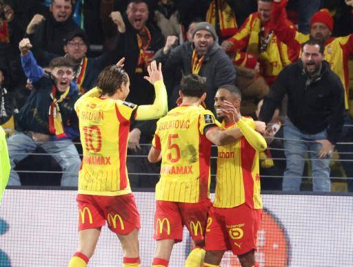 El Lens resiste la presión del PSG y recupera el liderato