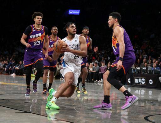 LeBron James sube al pedestal de la NBA pero sus Lakers siguen a la deriva