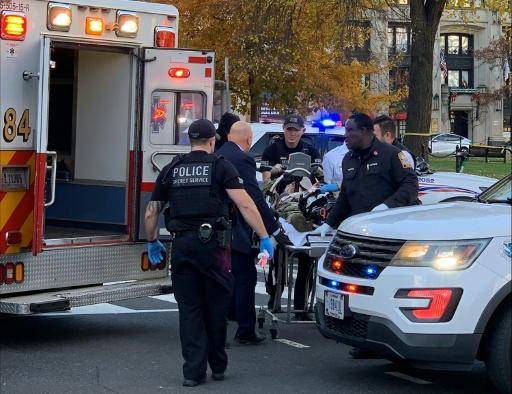 Un hombre con uniforme militar es introducido en una ambulancia en Washington el 26 de noviembre de 2025, tras el ataque contra la Guardia Nacional