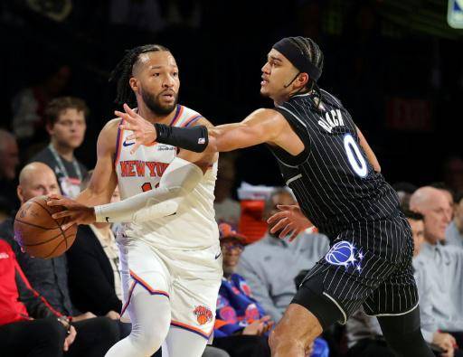 Jalen Brunson, de los New York Knicks, es defendido por Anthony Black, de los Orlando Magic, en la semifinal de la Copa NBA, en el T-Mobile Arena, en Las Vegas, Nevada, el 13 de diciembre de 2025
